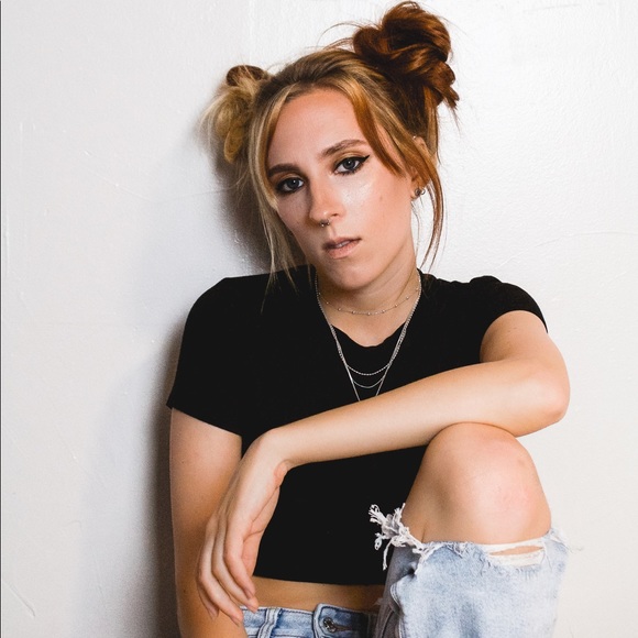 Meet your Posher, Jeanine - Picture 4 of 4